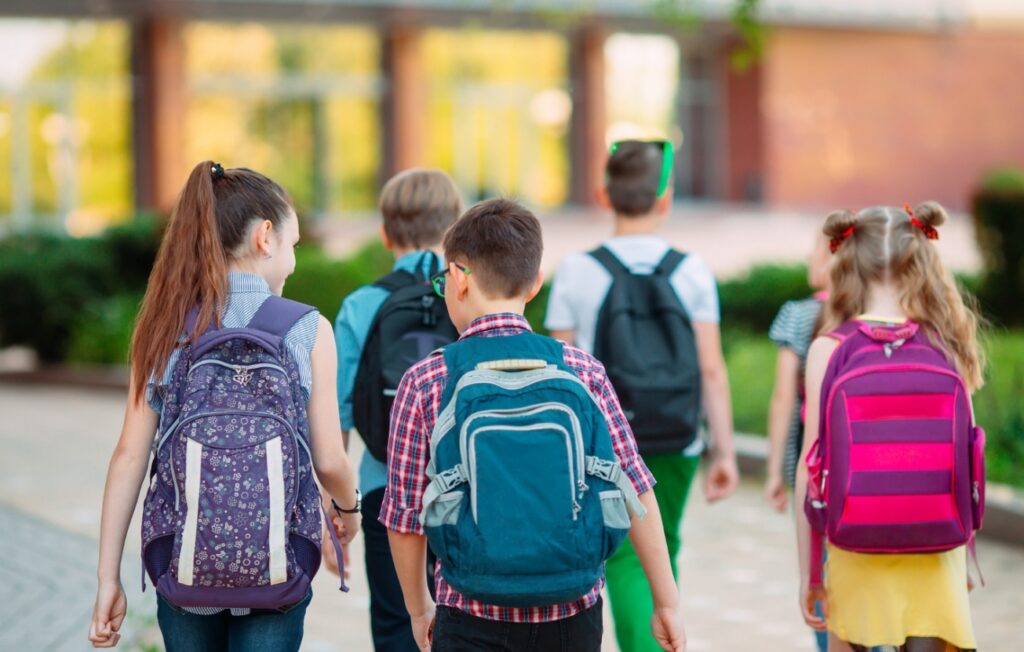 Edukacyjno-profilaktyczne spotkanie dla przedszkolaków z udziałem policjantki i maskotki stołecznej Policji