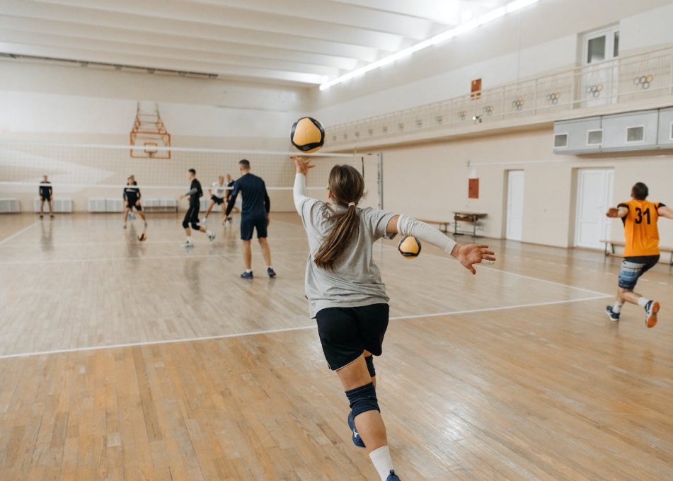 Sportowe zmagania nauczycieli i pracowników szkół na białołęckim turnieju siatkówki