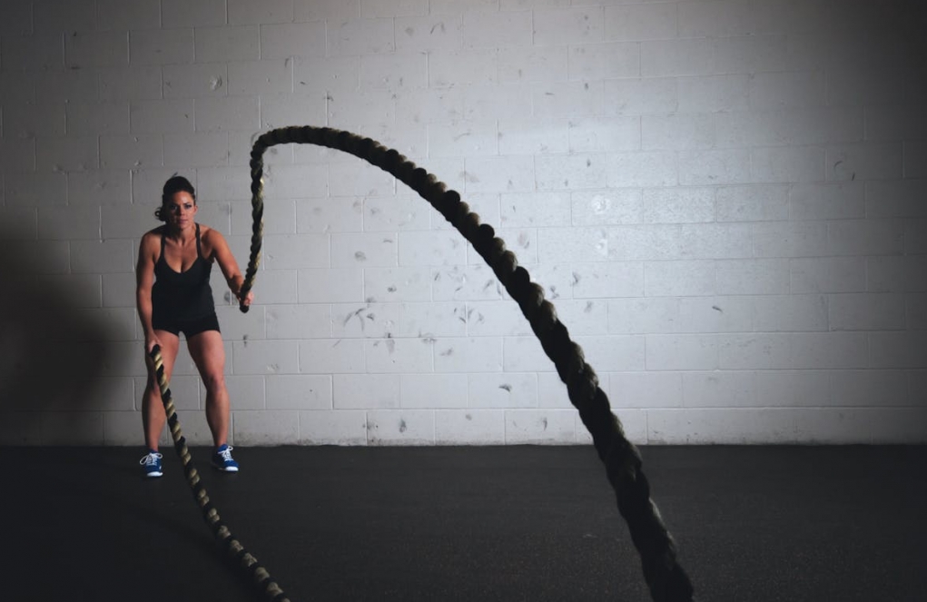 Dołącz do nas i rozwijaj swoją kondycję, siłę i wytrzymałość dzięki kalistenice i crossfitowi