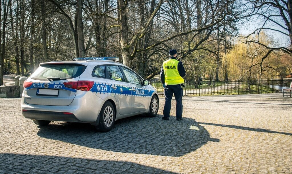 Poprawa bezpieczeństwa na polskich drogach dzięki skuteczniejszym kontrolom trzeźwości przez Policję