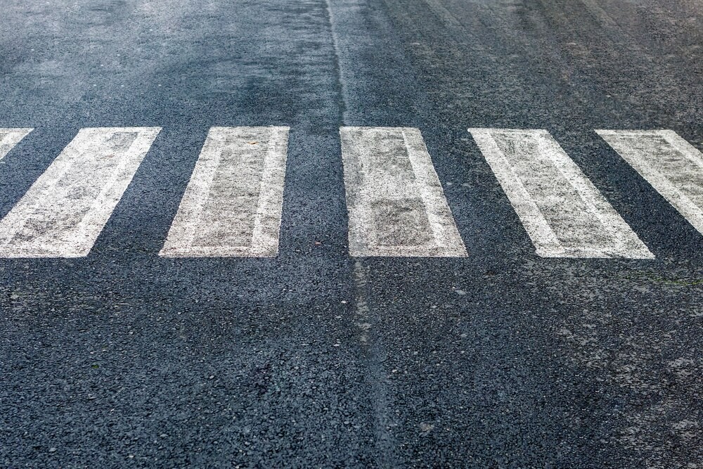 Uwaga na niebezpieczne warunki na drogach! Kierowcy i piesi, bądźcie ostrożni!